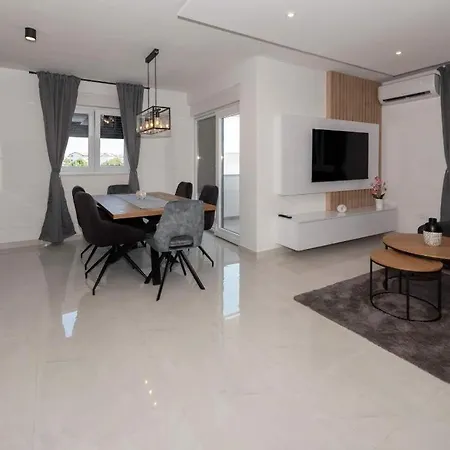 Penthouse Paola- Modern And Luxury In *