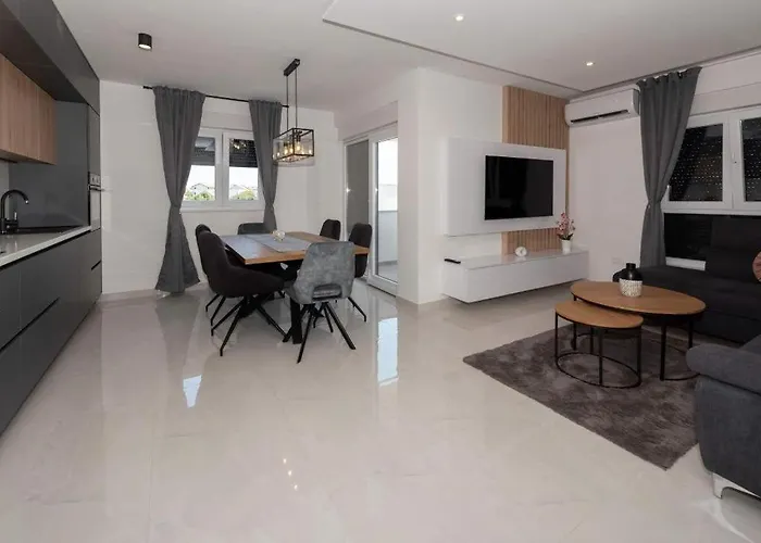 Penthouse Paola- Modern And Luxury In *